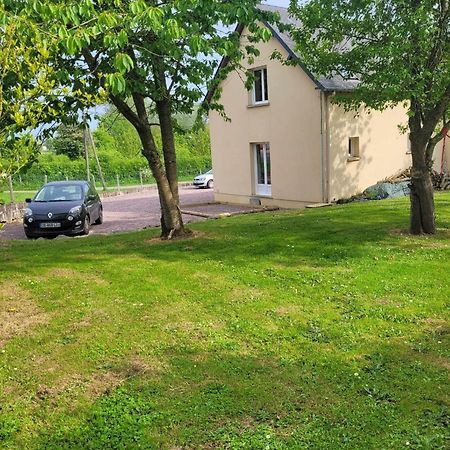 L Etablissement Gold Beach Propose 1 Hebergement , Maison 80M2 Avec Terrain 500M2, Parking Prive A 4 Min Du Port Artificiel D Arromanches, Services Accueil Personnalise, Lits Faits, Serviettes, Menage, Netflix, Wifi Ryes Exterior photo