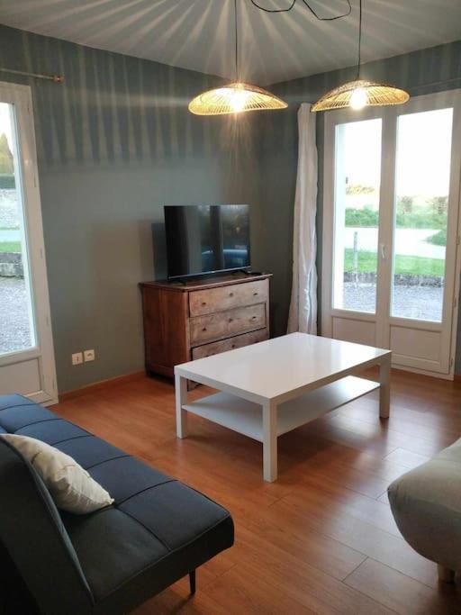 L Etablissement Gold Beach Propose 1 Hebergement , Maison 80M2 Avec Terrain 500M2, Parking Prive A 4 Min Du Port Artificiel D Arromanches, Services Accueil Personnalise, Lits Faits, Serviettes, Menage, Netflix, Wifi Ryes Exterior photo