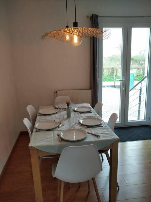 L Etablissement Gold Beach Propose 1 Hebergement , Maison 80M2 Avec Terrain 500M2, Parking Prive A 4 Min Du Port Artificiel D Arromanches, Services Accueil Personnalise, Lits Faits, Serviettes, Menage, Netflix, Wifi Ryes Exterior photo