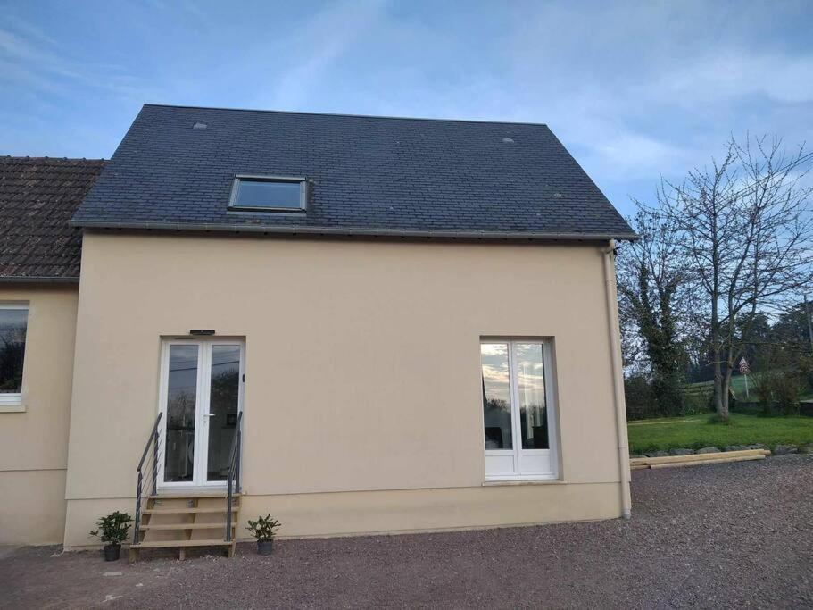 L Etablissement Gold Beach Propose 1 Hebergement , Maison 80M2 Avec Terrain 500M2, Parking Prive A 4 Min Du Port Artificiel D Arromanches, Services Accueil Personnalise, Lits Faits, Serviettes, Menage, Netflix, Wifi Ryes Exterior photo