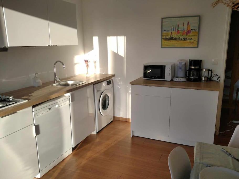 L Etablissement Gold Beach Propose 1 Hebergement , Maison 80M2 Avec Terrain 500M2, Parking Prive A 4 Min Du Port Artificiel D Arromanches, Services Accueil Personnalise, Lits Faits, Serviettes, Menage, Netflix, Wifi Ryes Exterior photo