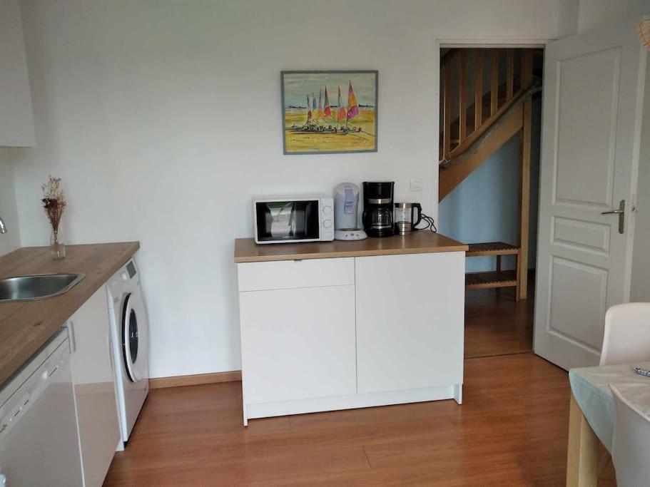 L Etablissement Gold Beach Propose 1 Hebergement , Maison 80M2 Avec Terrain 500M2, Parking Prive A 4 Min Du Port Artificiel D Arromanches, Services Accueil Personnalise, Lits Faits, Serviettes, Menage, Netflix, Wifi Ryes Exterior photo